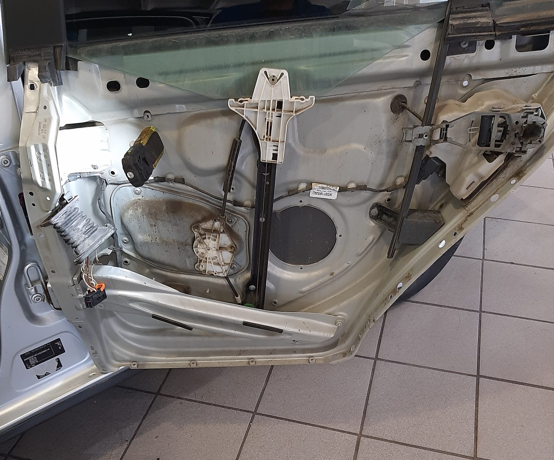 Volkswagen Jetta ремонт жгута задней двери.